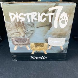 New in box District 70 Nordic cat bed